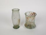 deux vases en verre posés l'un à côté de l'autre sur une surface blanche