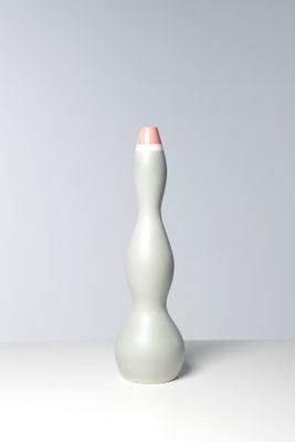 un vase blanc aux bords roses posé sur une table