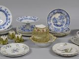 de nombreux types d'assiettes et de bols différents sur la table
