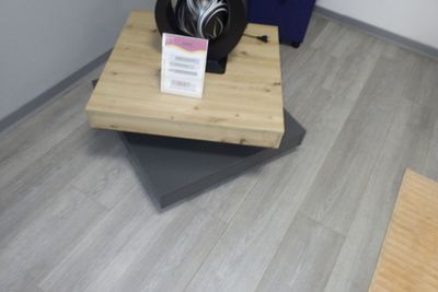 une table sur laquelle est posé un sac, dans une pièce