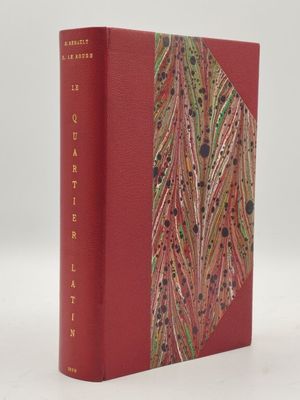 un livre avec une couverture rouge et un motif dessus