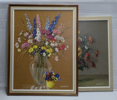 deux tableaux représentant des fleurs dans un vase, accrochés au mur
