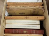 une boîte pleine de livres posée sur une table