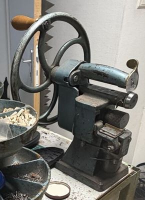 une machine posée sur un comptoir