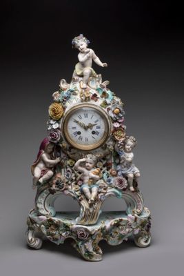 une petite horloge avec un « cheren » et « cheren cheren cheren cheren cheren cheren cheren cheren cheren cheren cheren »