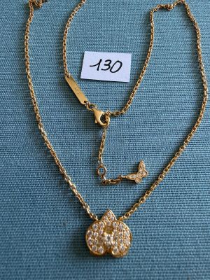 collier plaqué or avec un pendentif en forme de fleur et une chaîne ornée d'une étiquette