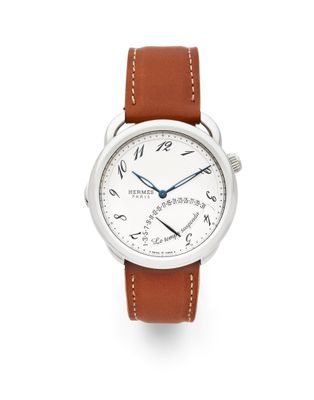 gros plan d'une montre sur fond blanc
