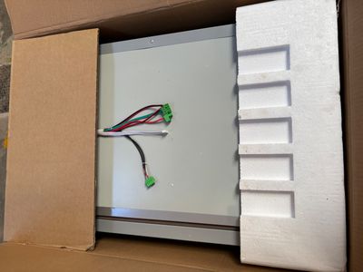 une boîte contenant un ordinateur et des câbles