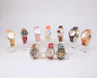 de nombreux modèles de montres exposés sur un présentoir transparent