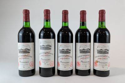 quatre bouteilles de vin sont alignées sur une surface blanche