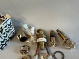 plusieurs objets posés ensemble sur une table