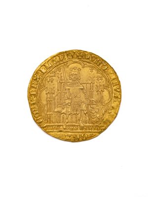 gros plan d'une pièce d'or sur une surface blanche