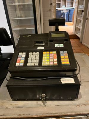 une caisse enregistreuse posée sur un comptoir