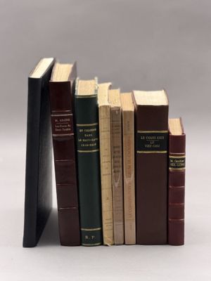 plusieurs livres sont empilés sur une surface blanche