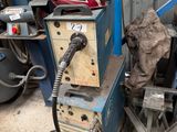 une machine posée sur une table dans un garage