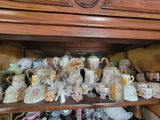 de nombreuses tasses et soucoupes posées sur une étagère dans un placard