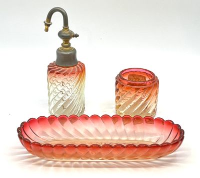 Dans le goût de Baccarat. Nécessaire de toilette en verre teinté compr