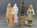 quatre figurines représentant des personnes et un chien, posées sur une table