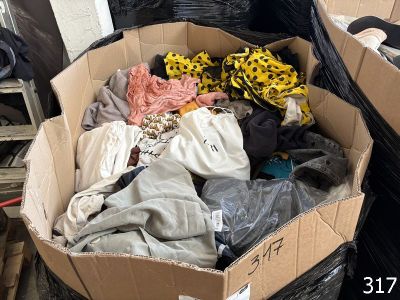 une boîte en carton remplie de vêtements et d'autres objets