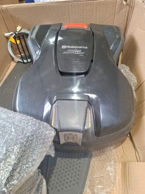 un aspirateur posé dans une boîte par terre