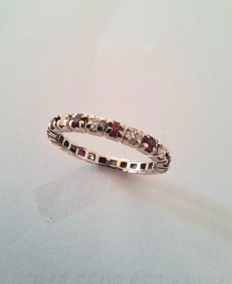 gros plan d'une bague sur une table à fond blanc