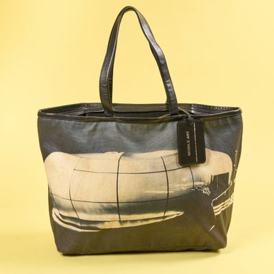 un sac fourre-tout imprimé d'une photo en noir et blanc d'un avion sur fond jaune