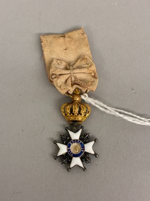 Gros plan sur une médaille entourée d'un ruban