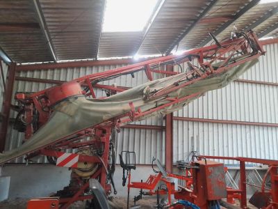 une grue installée à l'intérieur d'un bâtiment