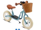 un petit tricycle bleu avec un panier à l'arrière