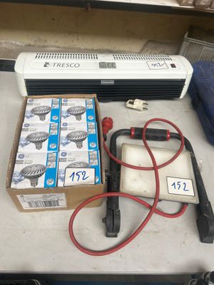 une boîte de piles et un chargeur posés sur une table