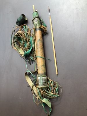 Carquois habillé de cuir à bandoulière et franges de cuir, e…