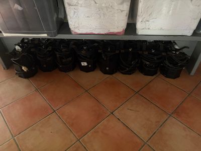 de nombreuses paires de chaussures posées sur une étagère