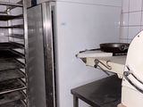 une photo d'une cuisine avec une cuisinière et un four grille-pain