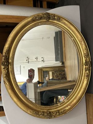 un homme se prenant en photo dans un miroir