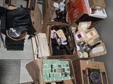 de nombreuses caisses de vin posées par terre dans cette pièce