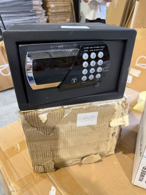 un micro-ondes posé sur une caisse dans un entrepôt
