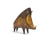 figurine en bois représentant un sanglier sur fond blanc
