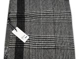 une écharpe à carreaux noirs et blancs avec une étiquette