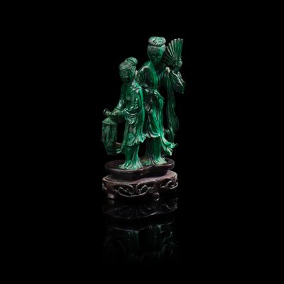 Figurine chinoise en jade sculpté représentant deux femmes tenant un éventail