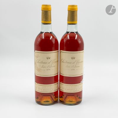 deux bouteilles de vin posées l'une à côté de l'autre sur une surface blanche