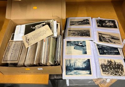 une boîte remplie de vieilles cartes postales posée sur une table