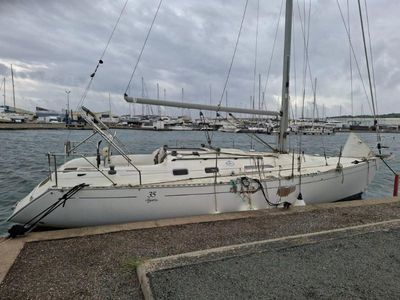 un voilier blanc amarré sur l'eau