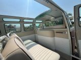 vue de l'intérieur d'une voiture dont la portière est ouverte