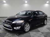une photo d'une Ford Focus noire garée sur un sol à damier