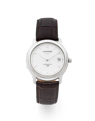 gros plan d'une montre sur une surface blanche avec un bracelet marron