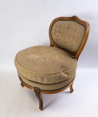 une vieille chaise avec un coussin posé dessus, sur fond blanc
