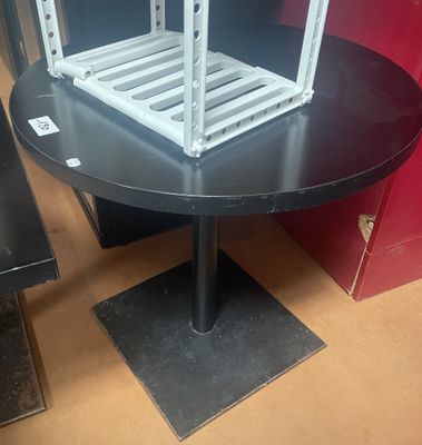 une table noire sur laquelle se trouve une étagère blanche