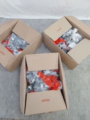 trois cartons contenant des objets divers sont posés par terre