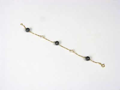 BRACELET en or 750 ‰ avec perles de culture blanches et noir…