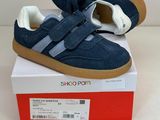 une paire de chaussures bleues et blanches posées sur une boîte
